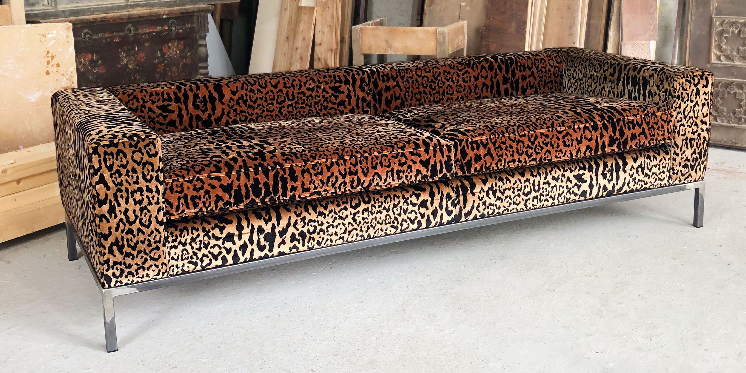 slider_interior_animalprintsofa_0521